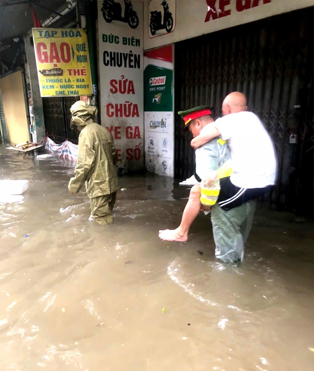 Đưa người gia đến nơi an toàn