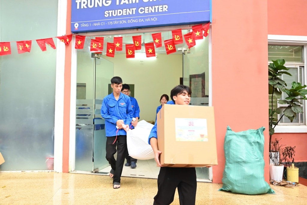 Đoàn viên, thanh niên Trường Đại học Thủy Lợi tất bật vận chuyển vật phẩm phục vụ 8.800 tình nguyện viên tham gia Đại lễ. Đoàn viên, thanh niên Trường Đại học Thủy Lợi tất bật vận chuyển vật phẩm phục vụ 8.800 tình nguyện viên tham gia Đại lễ.