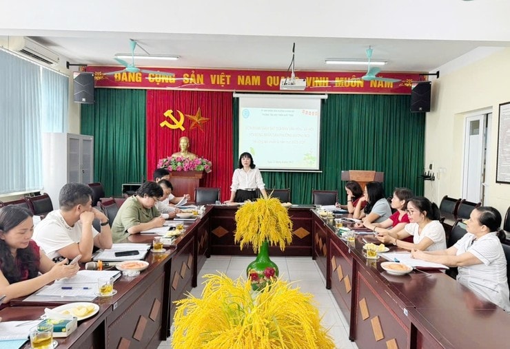 Đoàn giám sát làm việc tại trường Tiểu học Trần Quốc Toản