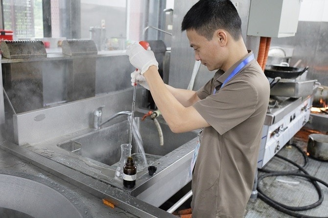 Kiểm tra và lấy mẫu nước tại vòi bếp của Trung tâm Hội nghị Quốc Gia Kiểm tra và lấy mẫu nước tại vòi bếp của Trung tâm Hội nghị Quốc Gia