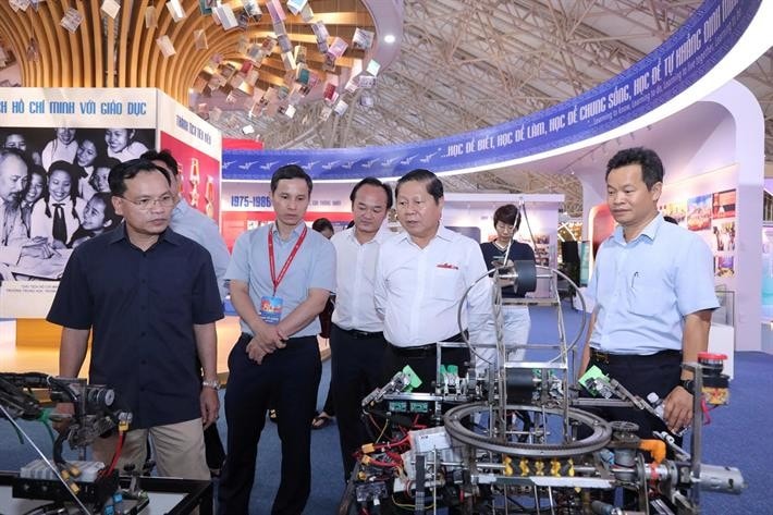 Thứ trưởng Lê Tấn Dũng tham quan sản phẩm của Đội tuyển SHK Automation - Á quân Robocon Châu Á - Thái Bình Dương 2024