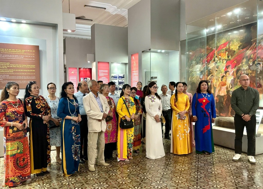Kiều bào tham quan Bảo tàng