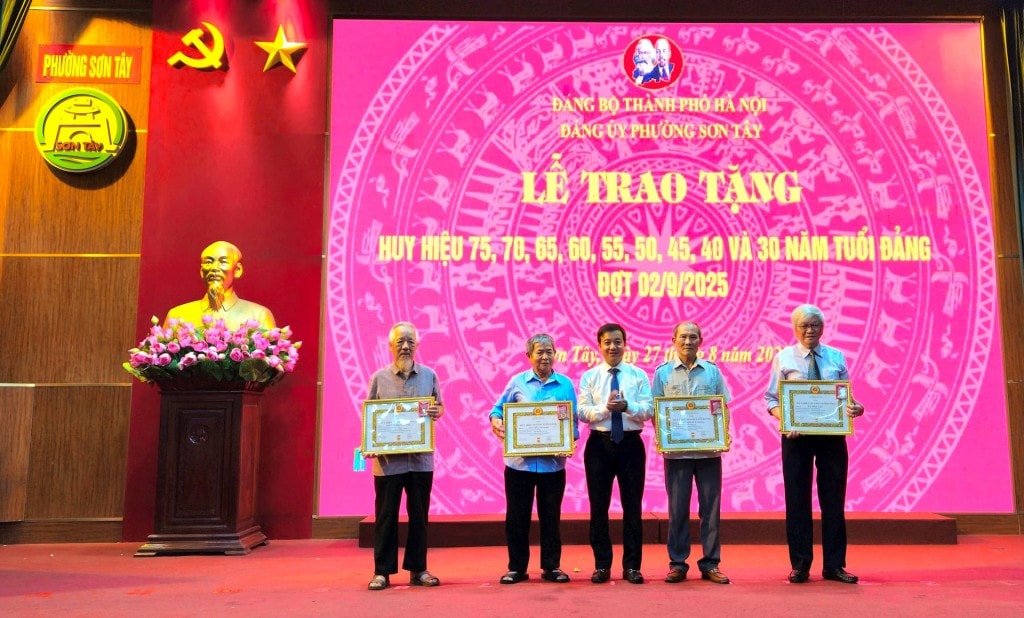 Phó Bí thư Thường trực Đảng ủy phường Sơn Tây Lê Đại Thăng trao Huy hiệu Đảng tặng các đảng viên