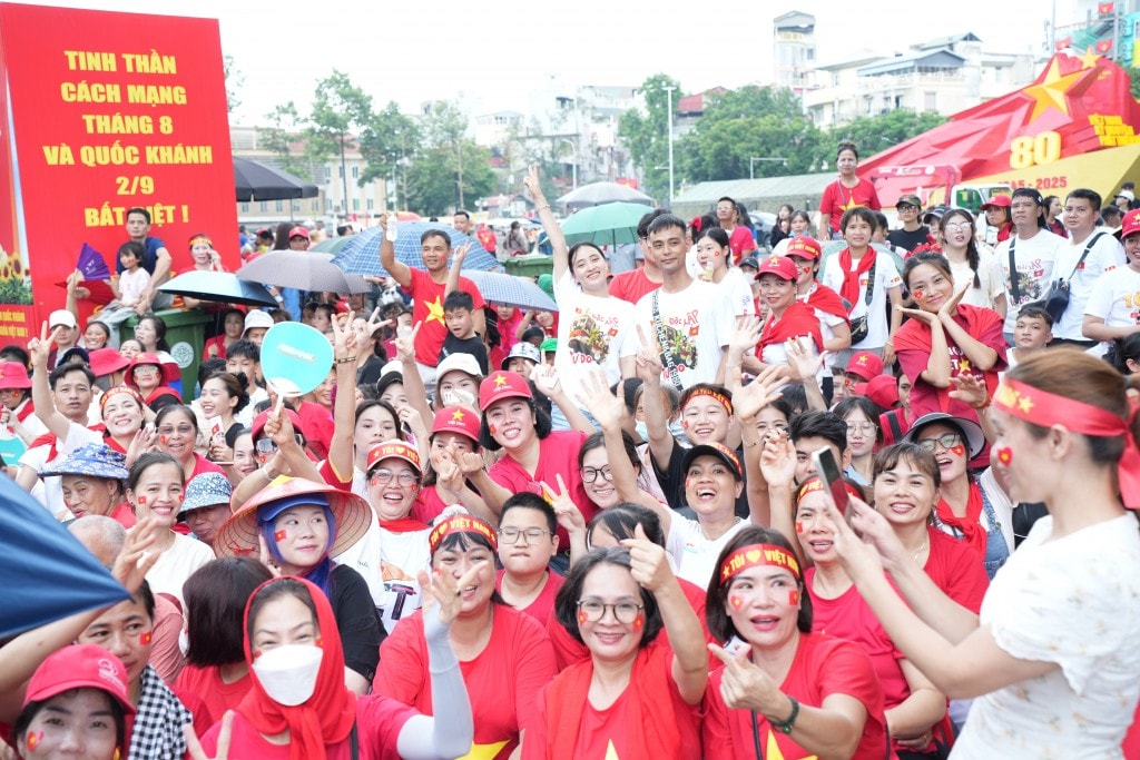 Niềm vui sướng, hân hoan của người dân khi đón xem diễu binh, diễu hành