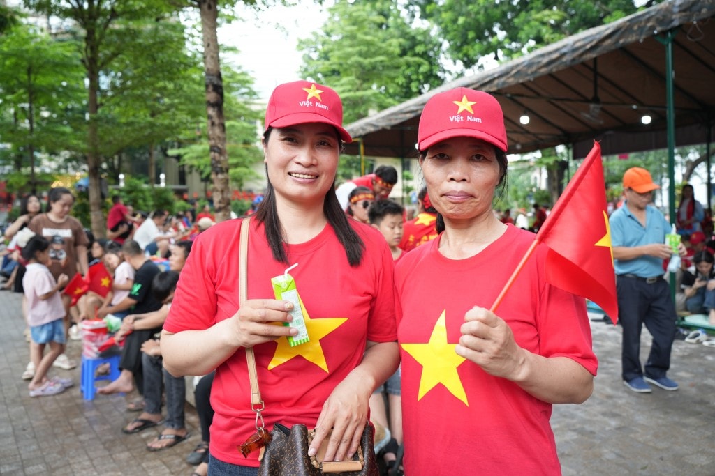 Chị Hoàng Thủy (bên trái, phường Ngọc Hà, TP Hà Nội) cho biết, chị đã đến đây từ rất sớm với mong muốn có vị trí đẹp để xem nhưng khi đến đây thì đã thấy rất đông người dân. Hôm nay rất khó để tìm được vị trí gần các lực lượng để xem.