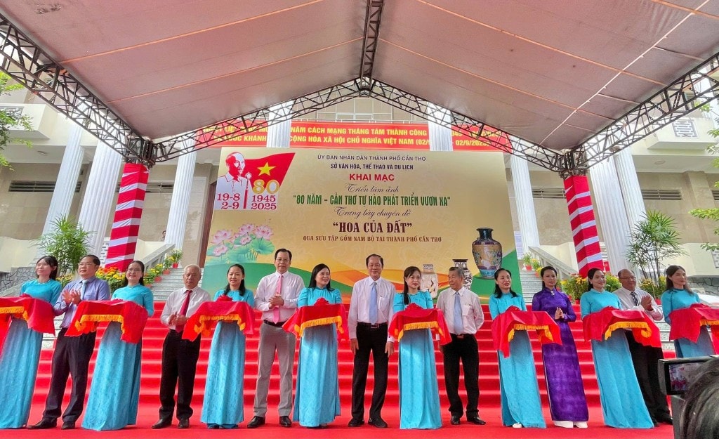 Các đại biểu cắt băng khai mạc triển lãm.