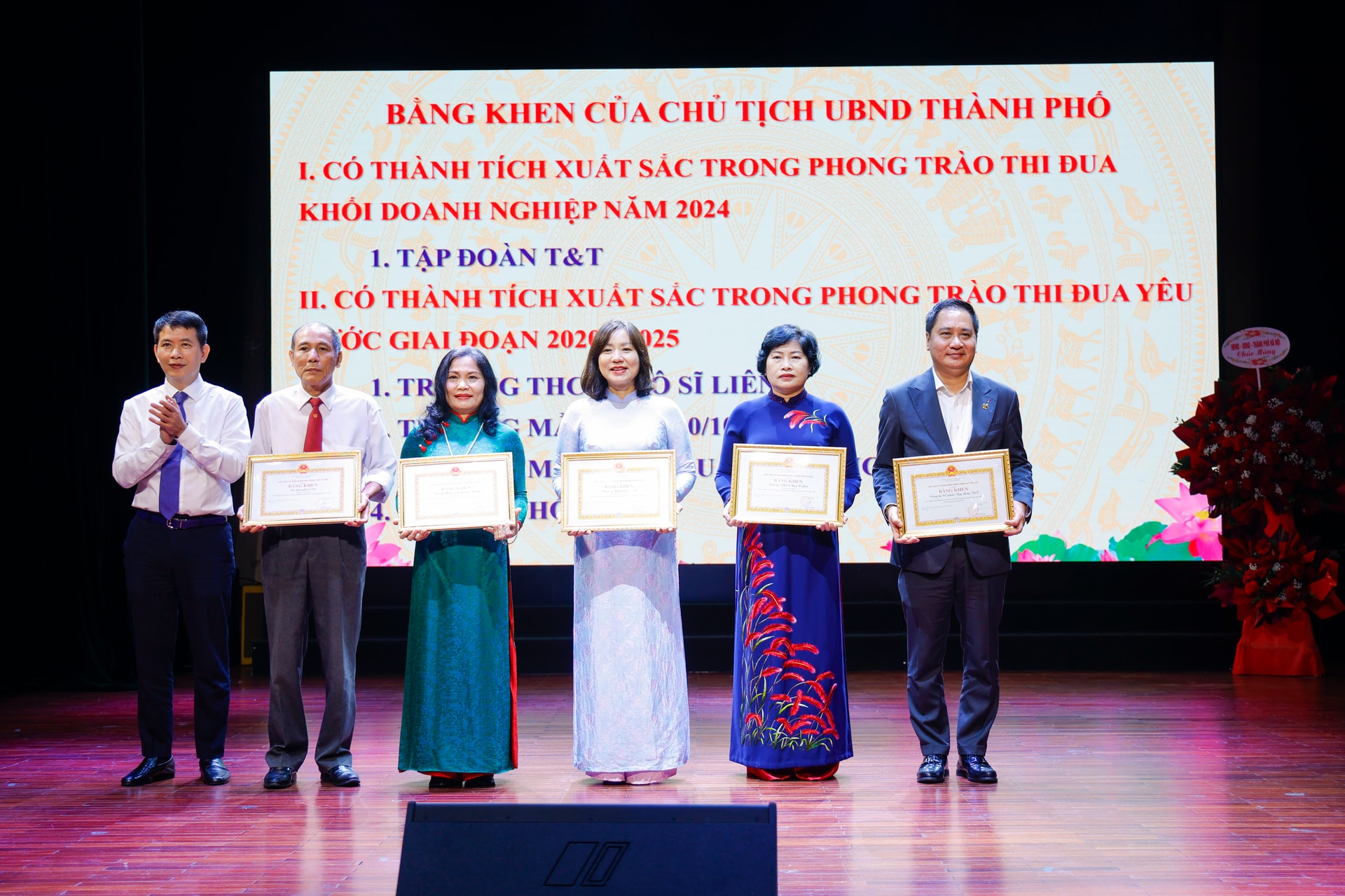 13.-tang-bang-khen-chu-tich-tp.jpg