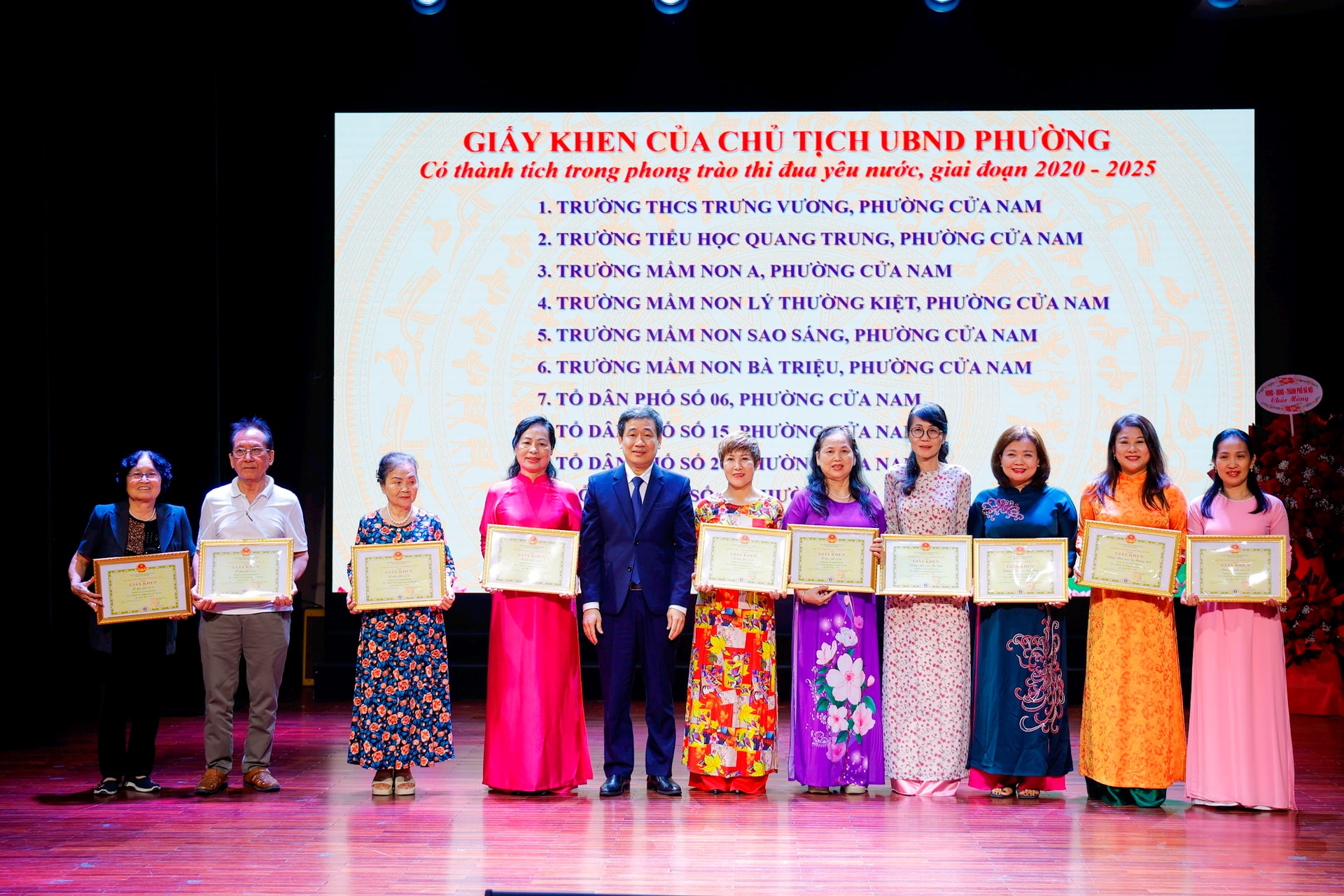 15.-tang-giay-khen-chu-tich-phuong.jpg
