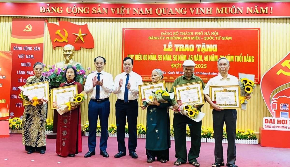 Phường Văn Miếu - Quốc Tử Giám: 150 đảng viên được trao tặng Huy hiệu Đảng dịp 2/9
