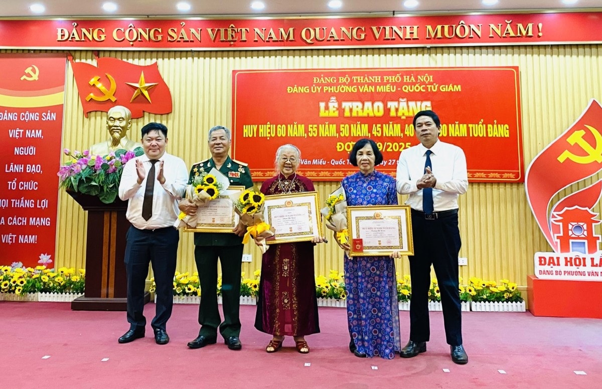 Phường Văn Miếu - Quốc Tử Giám: 150 đảng viên được trao tặng Huy hiệu Đảng dịp 2/9