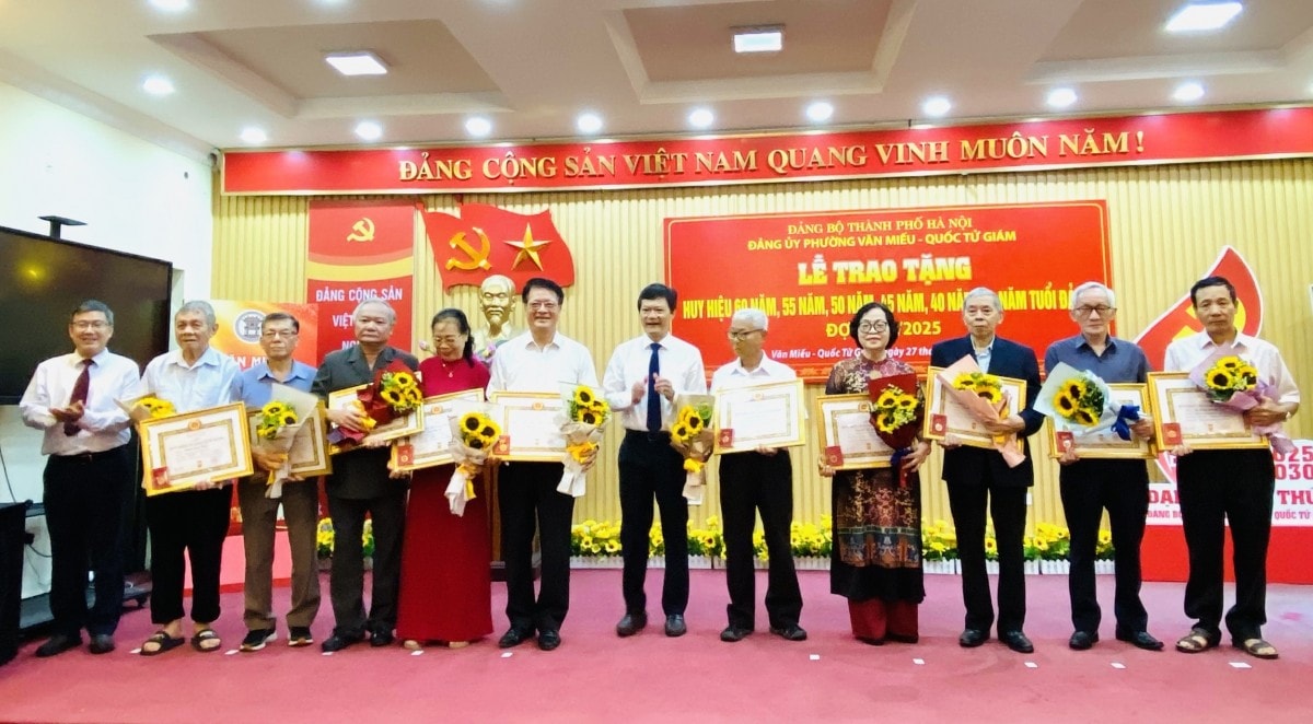 Phường Văn Miếu - Quốc Tử Giám: 150 đảng viên được trao tặng Huy hiệu Đảng dịp 2/9