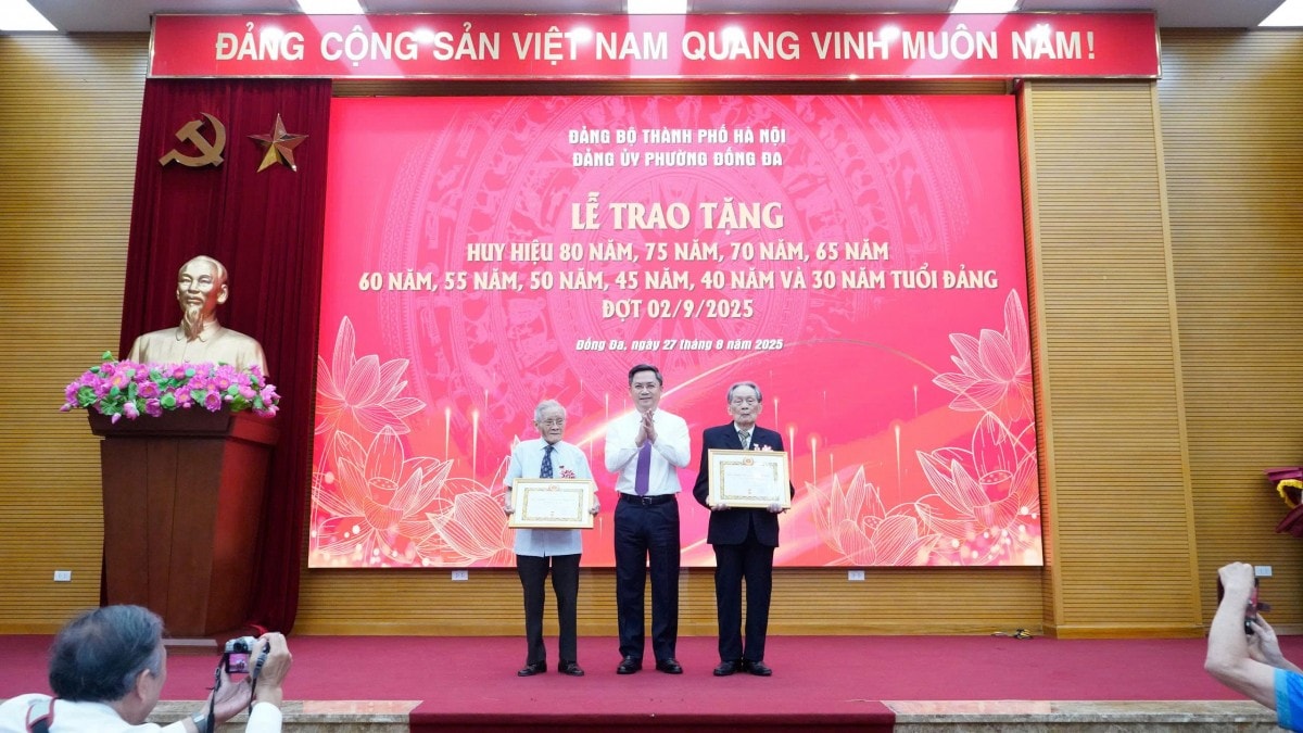 Đảng bộ phường Đống Đa vinh danh và tri ân những cống hiến to lớn của 188 đảng viên lão thành