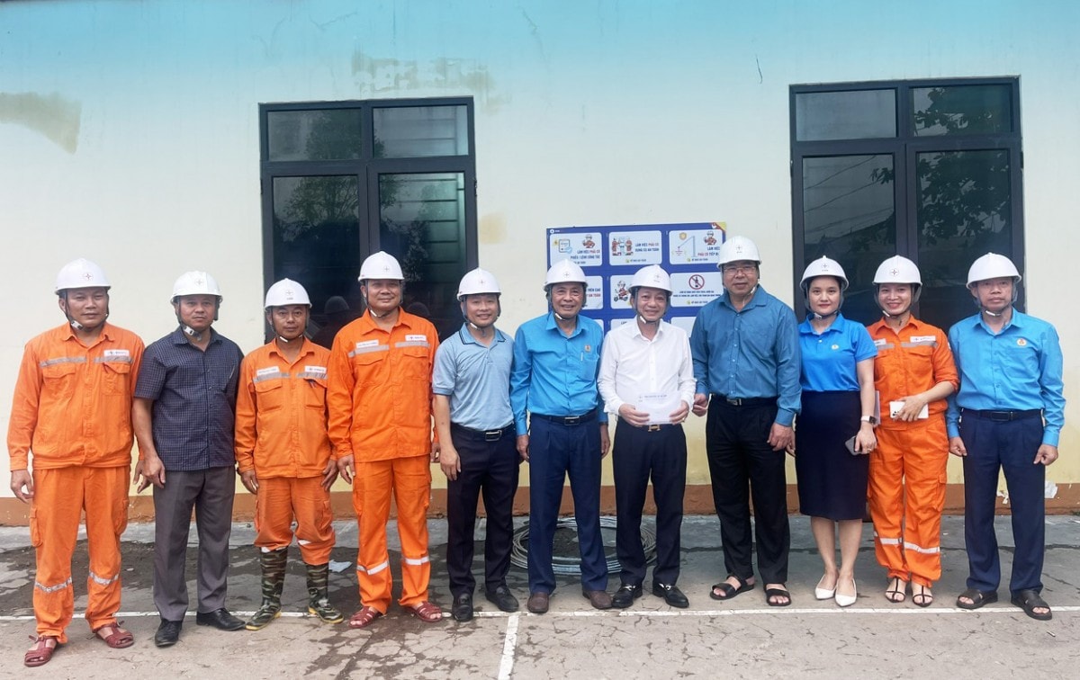 Công đoàn Điện lực Việt Nam tiếp sức người lao động sau bão số 5 Công đoàn Điện lực Việt Nam tiếp sức người lao động sau bão số 5
