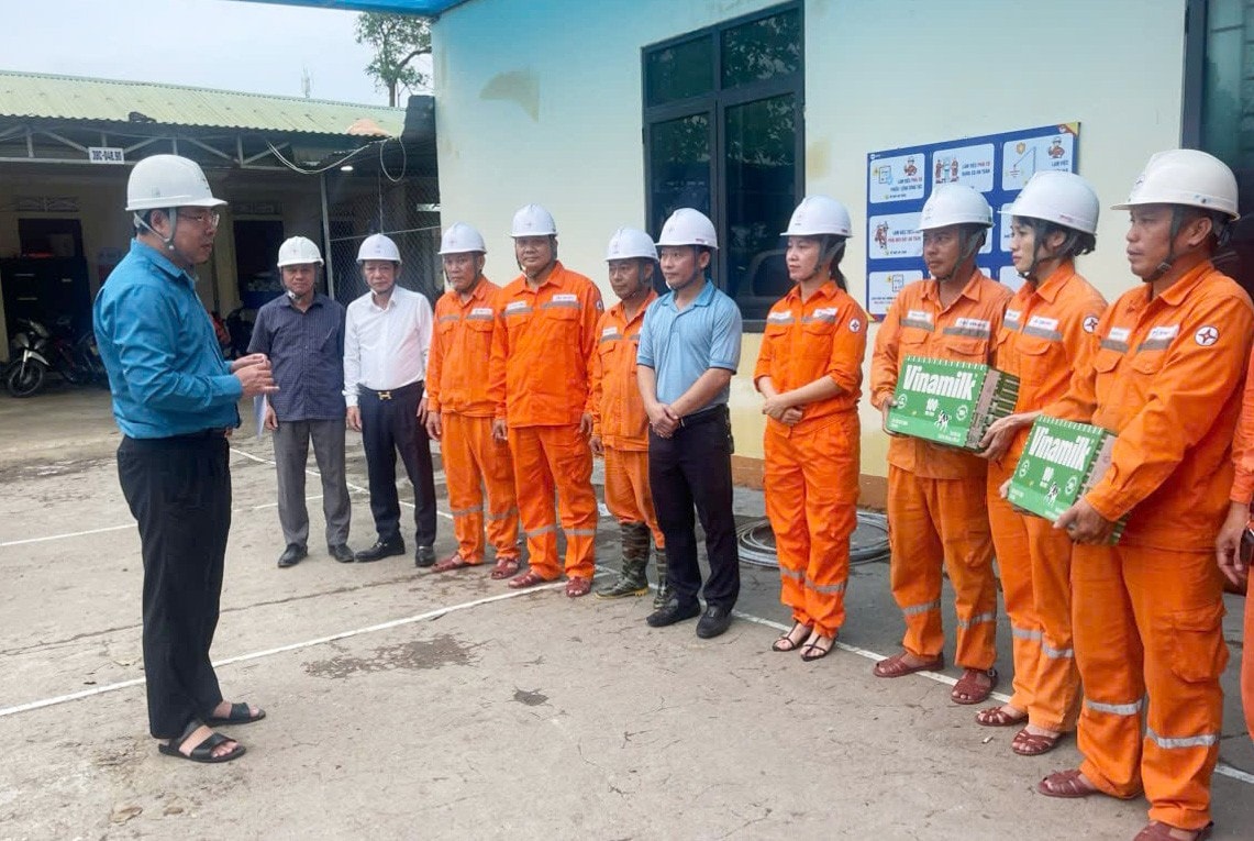 Công đoàn Điện lực Việt Nam tiếp sức người lao động sau bão số 5 Công đoàn Điện lực Việt Nam tiếp sức người lao động sau bão số 5