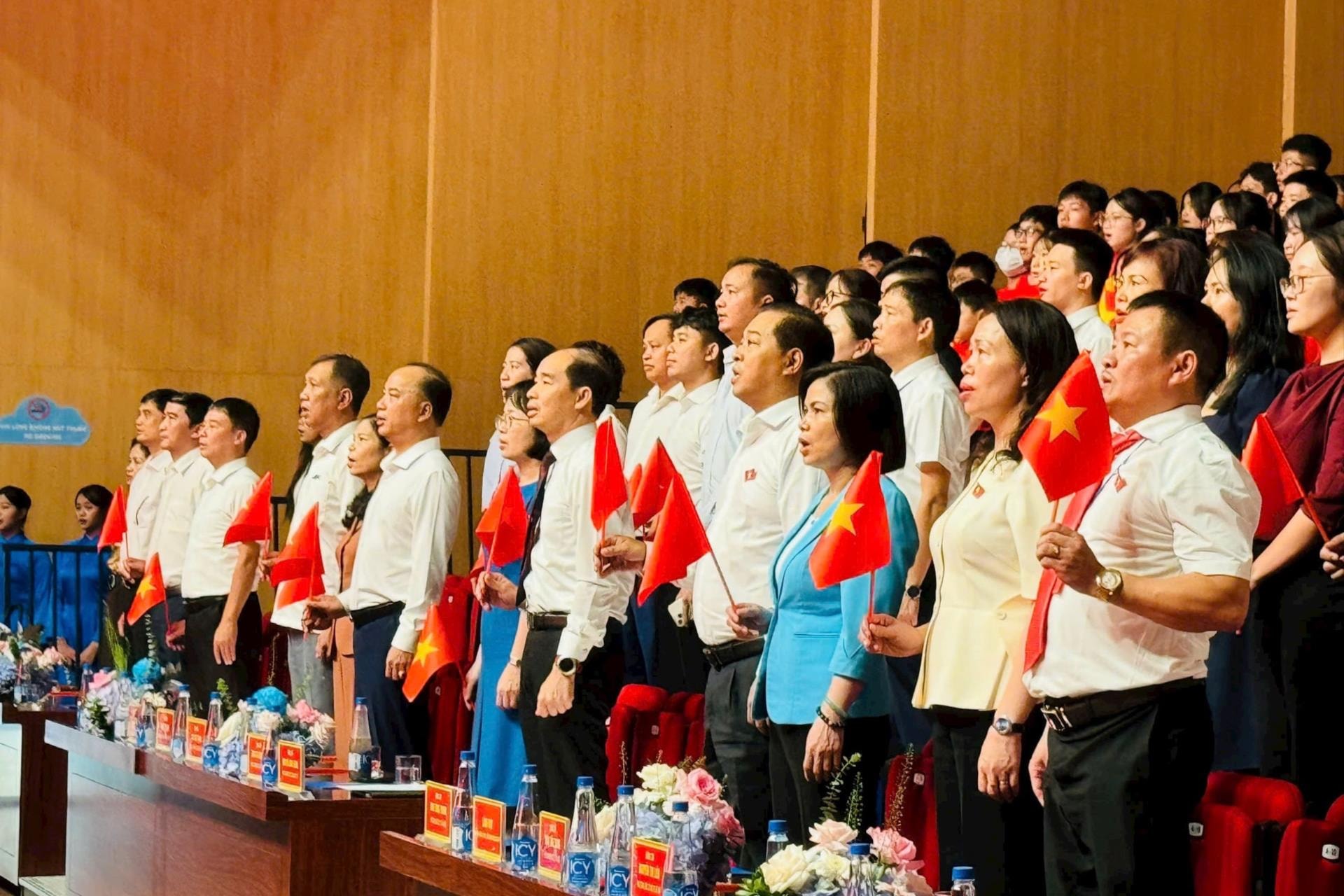 28-8-cac-dai-bieu-hat-quoc-ca.jpg