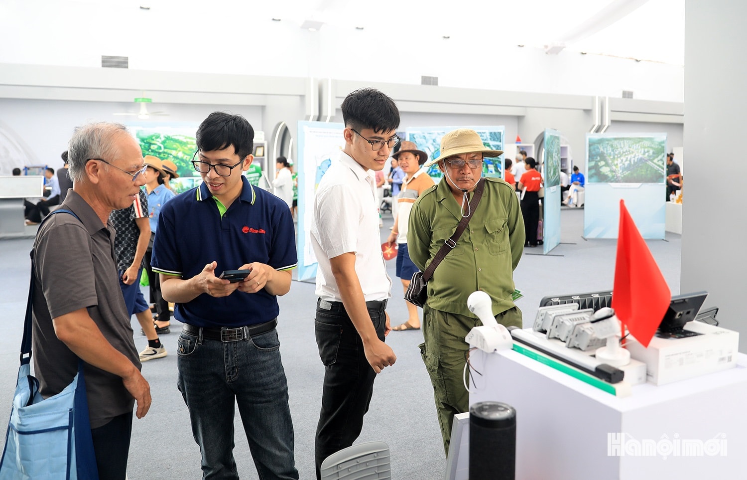 W_gian-cong-nghe-ha-noi-12.jpg