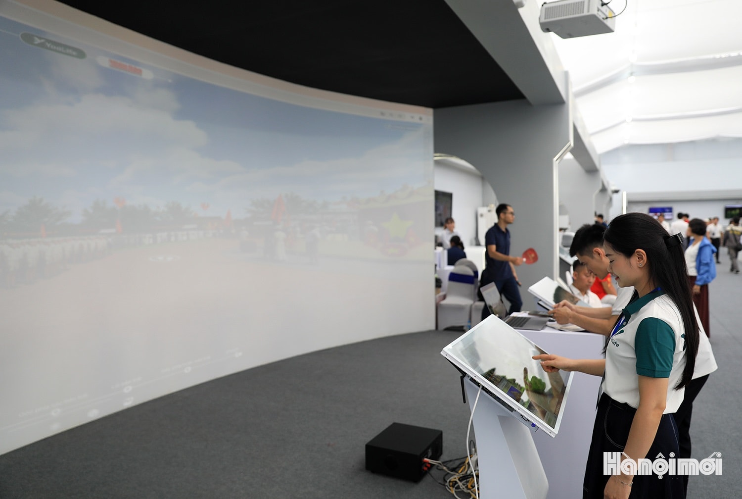 W_gian-cong-nghe-ha-noi-2.jpg
