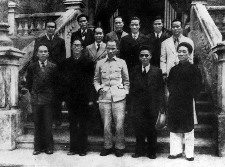 Chủ tịch Hồ Chí Minh và các thành viên Hội đồng Chính phủ Lâm thời nước Việt Nam Dân chủ Cộng hòa ra mắt sau phiên họp đầu tiên, sáng 3-9-1945. 