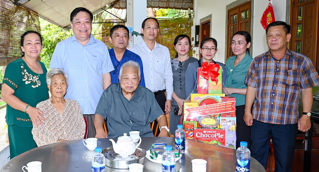 Chủ tịch UBND tỉnh Phạm Thành Ngại (đứng thứ hai từ trái sang) thăm, tặng quà đồng chí Đặng Thành Học, nguyên Bí thư Tỉnh ủy Cà Mau. Chủ tịch UBND tỉnh Phạm Thành Ngại (đứng thứ hai từ trái sang) thăm, tặng quà đồng chí Đặng Thành Học, nguyên Bí thư Tỉnh ủy Cà Mau.