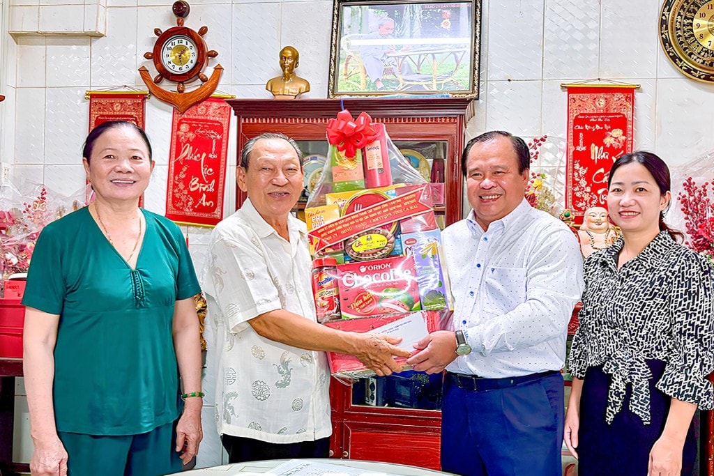 Phó Chủ tịch UBND tỉnh Nguyễn Minh Luân thăm, tặng quà đồng chí Lê Công Nghiệp, nguyên Phó Chủ tịch UBND tỉnh. Phó Chủ tịch UBND tỉnh Nguyễn Minh Luân thăm, tặng quà đồng chí Lê Công Nghiệp, nguyên Phó Chủ tịch UBND tỉnh.