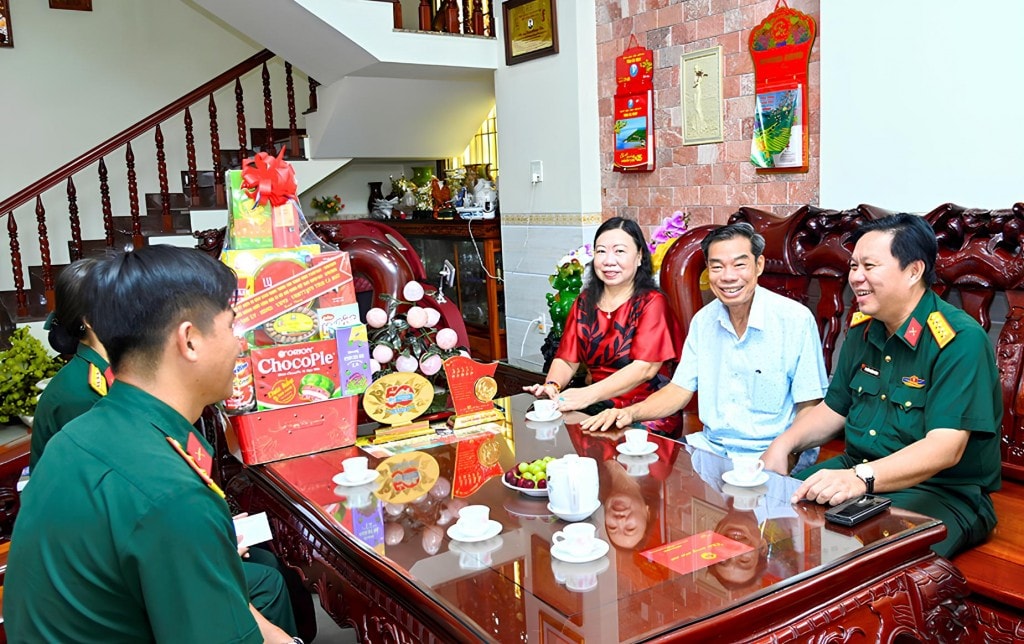 Đại tá Nguyễn Khánh Dương, Phó Chỉ huy trưởng Bộ CHQS tỉnh Cà Mau, làm trưởng đoàn công tác đến thăm và tặng quà các đồng chí nguyên Uỷ viên Ban Thường vụ Tỉnh uỷ, Chỉ huy trưởng Bộ CHQS tỉnh qua các thời kỳ. Đại tá Nguyễn Khánh Dương, Phó Chỉ huy trưởng Bộ CHQS tỉnh Cà Mau, làm trưởng đoàn công tác đến thăm và tặng quà các đồng chí nguyên Uỷ viên Ban Thường vụ Tỉnh uỷ, Chỉ huy trưởng Bộ CHQS tỉnh qua các thời kỳ.