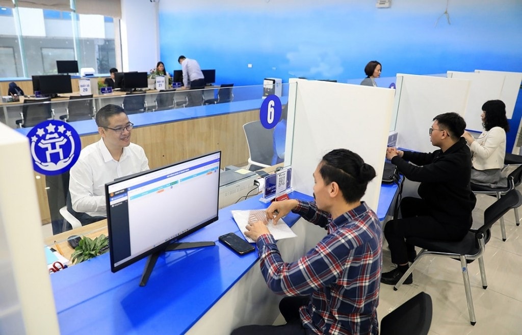 Giải quyết thủ tục hành chính cho người dân tại Hà Nội. 