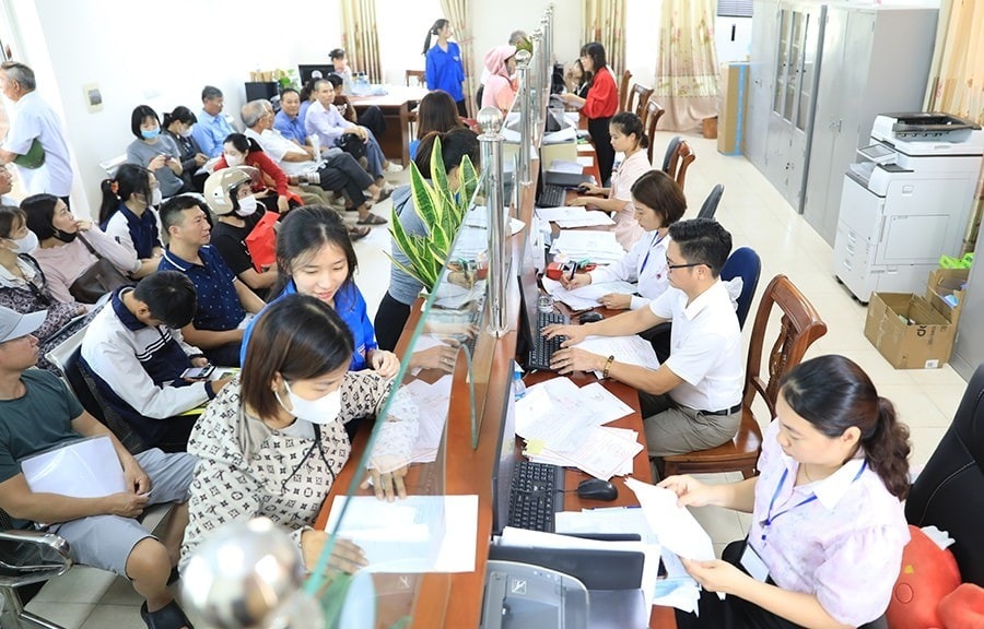 Giải quyết thủ tục cho người dân tại Điểm phục vụ hành chính công xã Mê Linh. Ảnh: Quang Thái