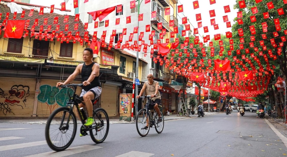 Phố phường Hà Nội rực đỏ sắc cờ những ngày này