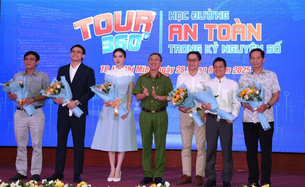 “Biệt đội 360” sẽ là lực lượng nòng cốt trong việc duy trì kênh thông tin cảnh báo và lan tỏa kiến thức phòng, chống lừa đảo trong cộng đồng học đường. “Biệt đội 360” sẽ là lực lượng nòng cốt trong việc duy trì kênh thông tin cảnh báo và lan tỏa kiến thức phòng, chống lừa đảo trong cộng đồng học đường.