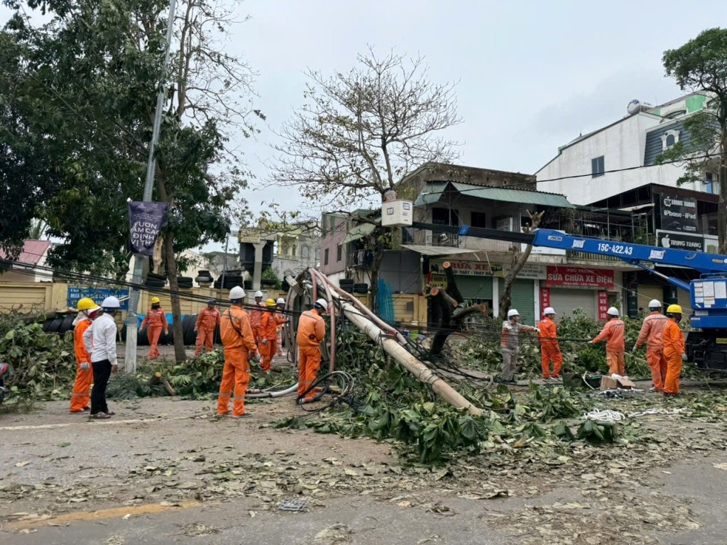 Đội xung kích khắc phục mưa bão, dựng lại cột điện gãy đổ tại Nghệ An