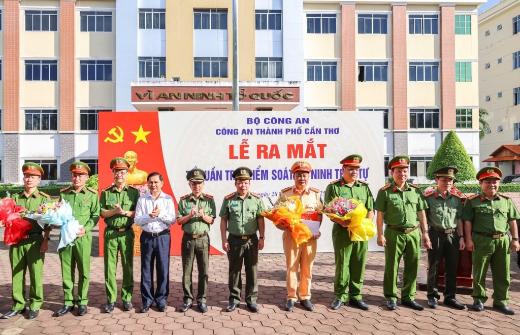 Lãnh đạo TP Cần Thơ và Công an thành phố tặng hoa chúc mừng Tổ 198.