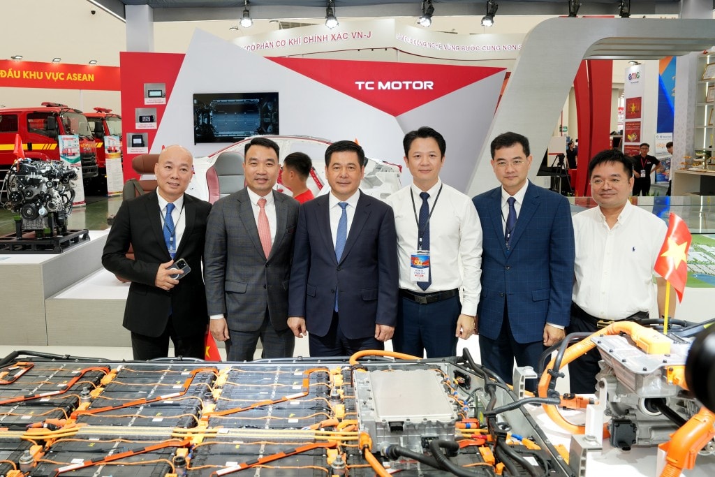 Bộ trưởng Bộ Công thương Nguyễn Hồng Diên (thứ 3 từ trái sang) và Phó Chủ tịch TC Group - Ông Lê Ngọc Đức (thứ 2 từ trái sang) tại không gian triển lãm của Tập đoàn Thành Công