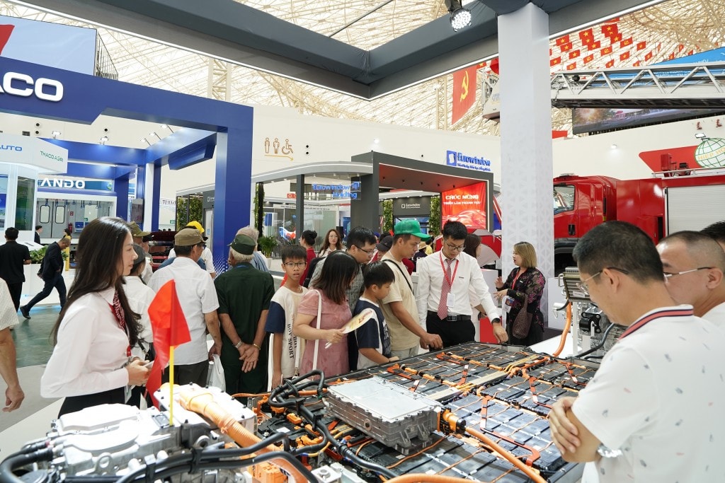 05.Hệ khung pin xe điện E-GMP được trang bị trên xe điện Hyundai là một bước đột phá trong công nghệ xe điện, hỗ trợ mục tiêu phát triển bền vững với hiệu suất cao và khả năng sạc nhanh. Hệ thống này giúp tối ưu hóa năng lượng, giảm chi phí và mở ra tươn