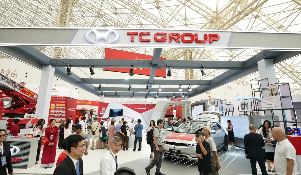 07.Khách tham quan hào hứng tham quan không gian triển lãm của TC Group và được giới thiệu về những sản phẩm như xe Hyundai IONIQ 5, hệ khung gầm MQB của Volkswagen ứng dụng trên các dòng xe của Skoda.