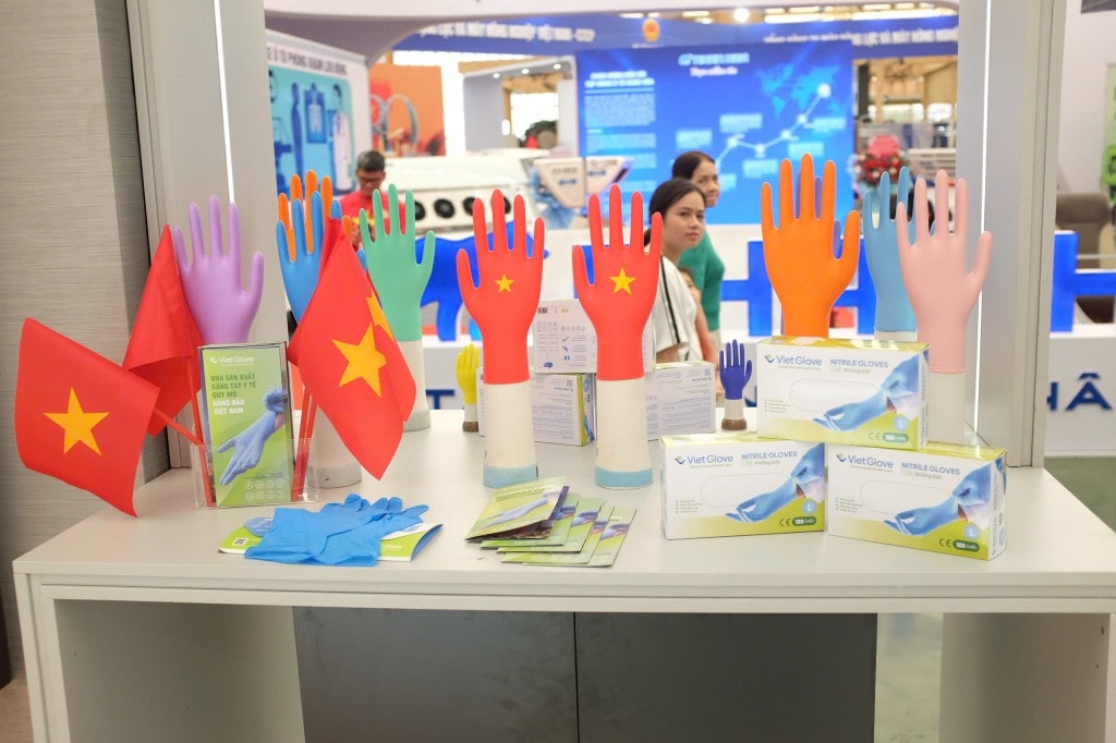 08.Các sản phẩm găng tay y tế của Viet Glove - một trong những đơn vị trực thuộc TC Group, Viet Glove đạt năng lực sản xuất 10 tỷ chiếc/ năm, với các thị trường xuất khẩu là Nhật Bản, Mỹ, EU…