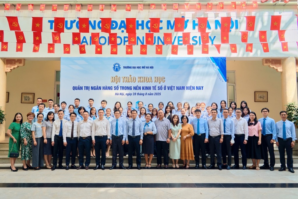Các chuyên gia, thầy cô giáo và sinh viên Trường Đại học Các chuyên gia, thầy cô giáo và sinh viên Trường Đại học