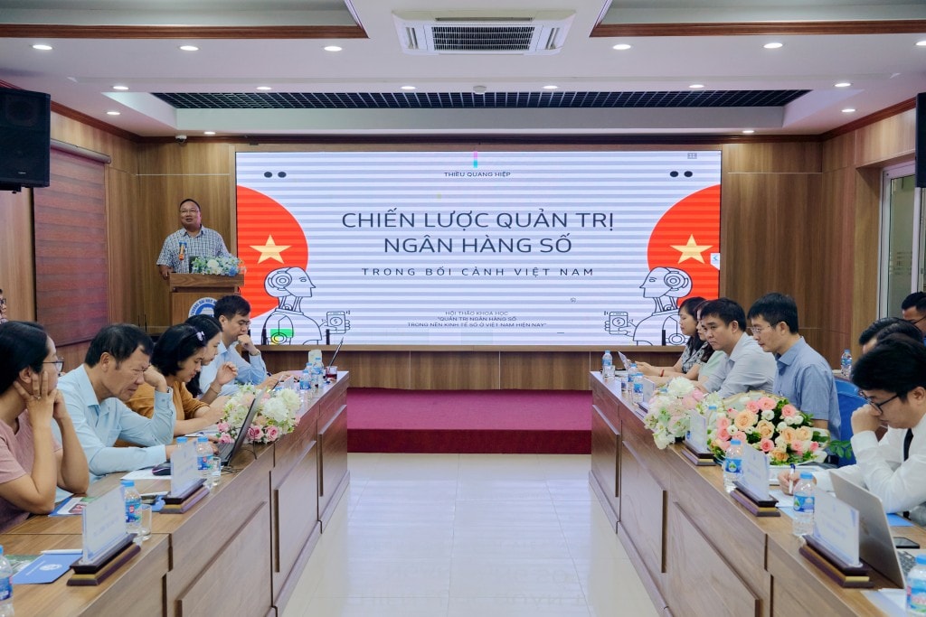 Chuyên gia chia sẻ tại hội thảo Chuyên gia chia sẻ tại hội thảo