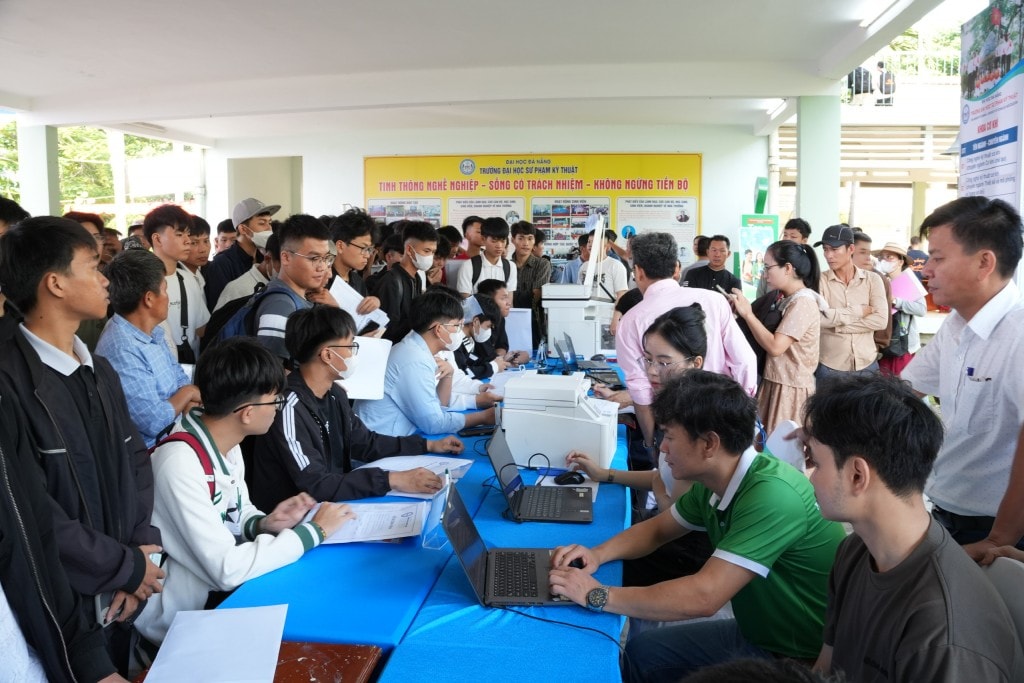 Nhờ sự hướng dẫn tận tình của tình nguyện viên, giảng viên mà các tân sinh viên có thể hoàn tất mọi thủ tục thật dễ dàng và thuận lợi
