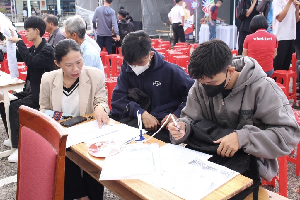 Nhiều bậc phụ huynh đồng hành cùng con trong ngày đầu làm thủ tục nhập học 