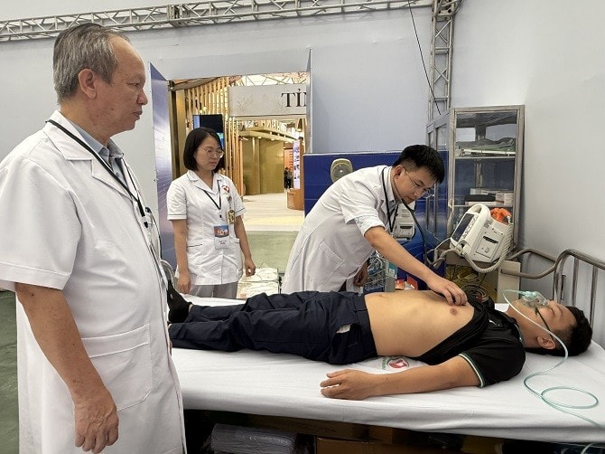 Phòng cấp cứu trung tâm với quy mô 10 giường bệnh, sẵn sàng phương tiện, thuốc, trang thiết bị tốt nhất để cấp cứu, chăm sóc y tế đối với các đại biểu, khách mời, cán bộ và nhân dân tham quan trong suốt quá trình diễn ra triển lãm. Phòng cấp cứu trung tâm với quy mô 10 giường bệnh, sẵn sàng phương tiện, thuốc, trang thiết bị tốt nhất để cấp cứu, chăm sóc y tế đối với các đại biểu, khách mời, cán bộ và nhân dân tham quan trong suốt quá trình diễn ra triển lãm.