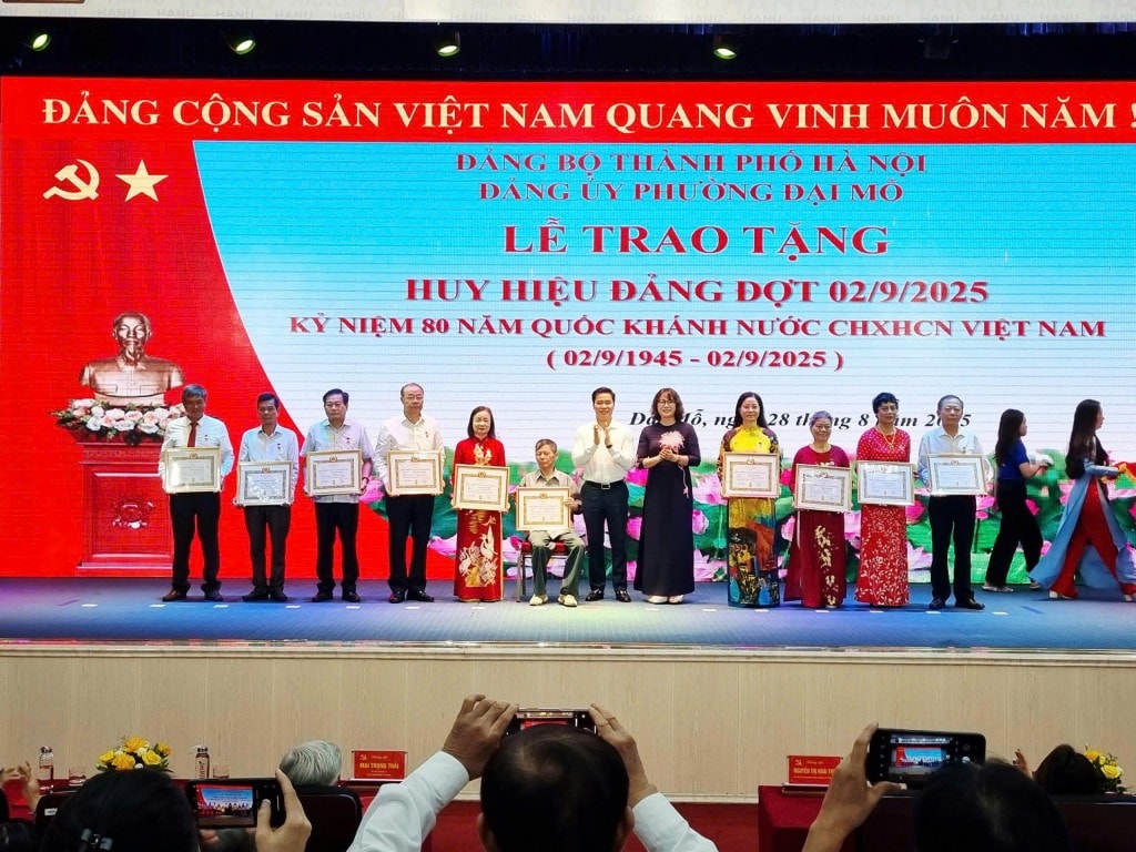 Các đồng chí lãnh đạo Đảng ủy phường Đại Mỗ trao Huy hiệu cho các đảng viên