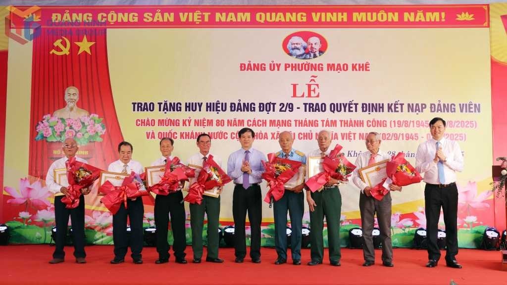 Đồng chí Vũ Quyết Tiến, Phó Bí thư Tỉnh ủy, lãnh đạo phường Mạo Khê trao Huy hiệu 60, 65 năm tuổi Đảng cho các đảng viên. (Ảnh: Cổng thông tin điện tử Quảng Ninh)