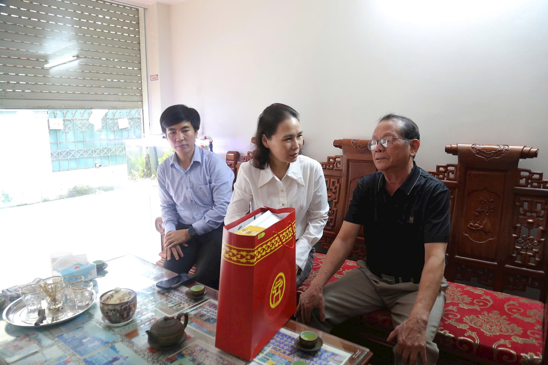 viet-ha-tang-qua.jpg