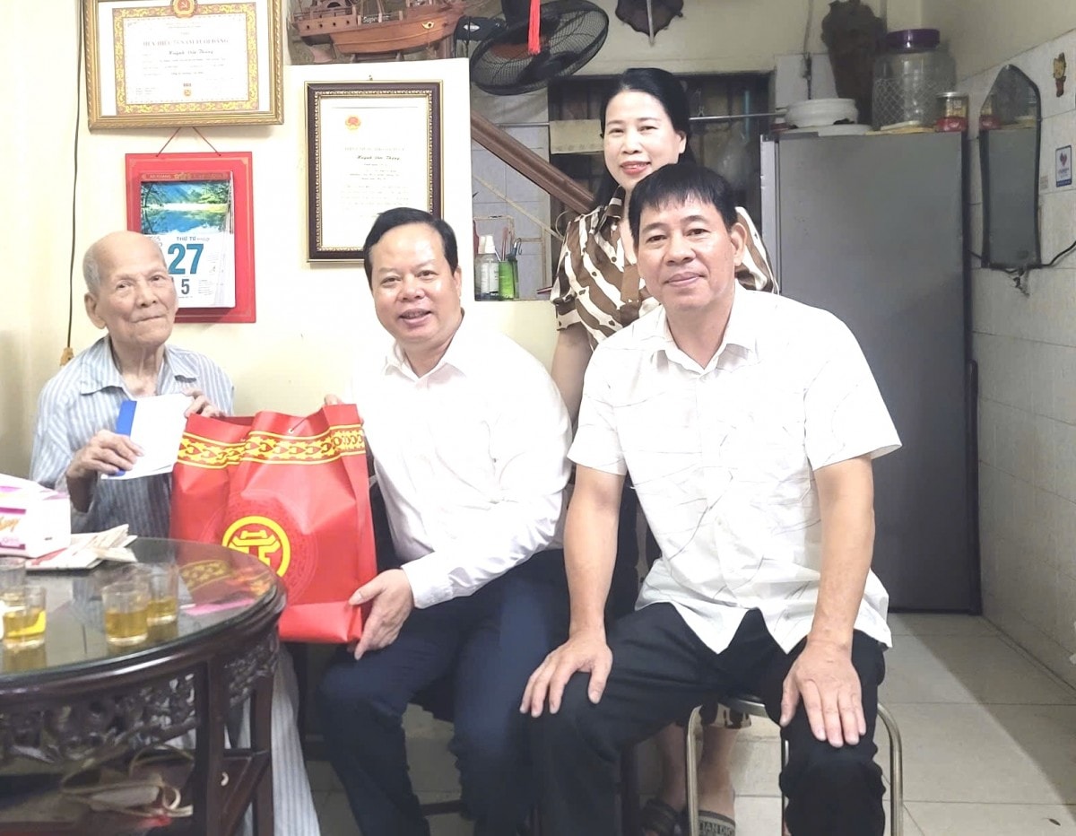 Lãnh đạo phường Văn Miếu - Quốc Tử Giám thăm, tặng quà gia đình chính sách, người có công Lãnh đạo phường Văn Miếu - Quốc Tử Giám thăm, tặng quà gia đình chính sách, người có công
