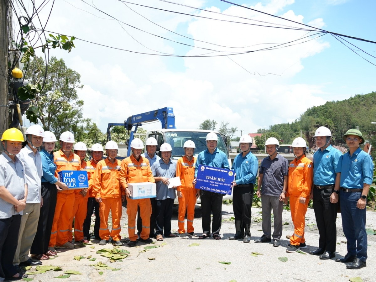 Chủ tịch Công đoàn Điện lực Việt Nam động viên người lao động đang khắc phục hậu quả bão số 5