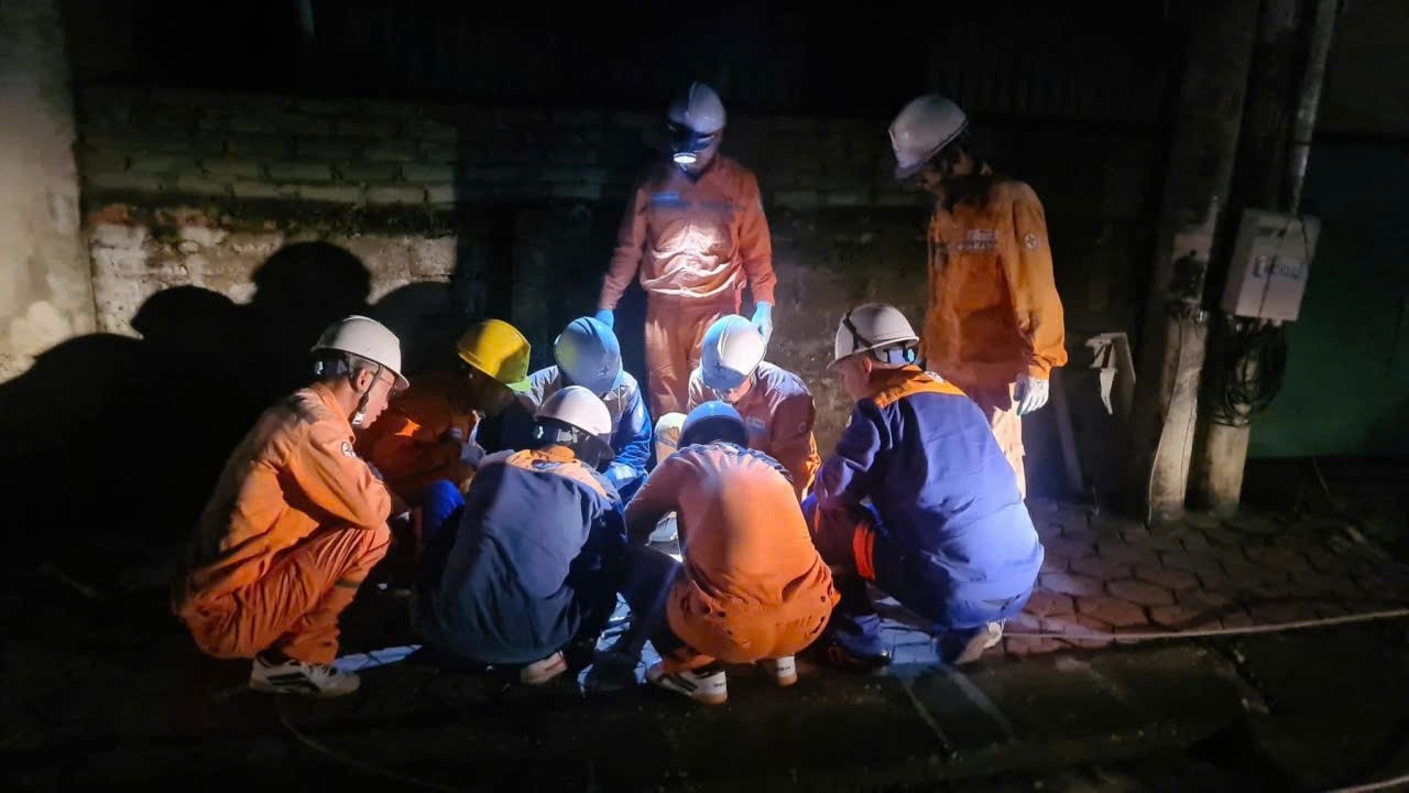 Xúc động hình ảnh công nhân các tỉnh, thành hỗ trợ Nghệ An khắc phục bão số 5