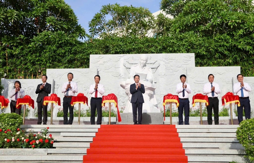 Các đại biểu cắt băng khánh thành tượng Bác Hồ trong khuôn viên Thư viện Đà Nẵng