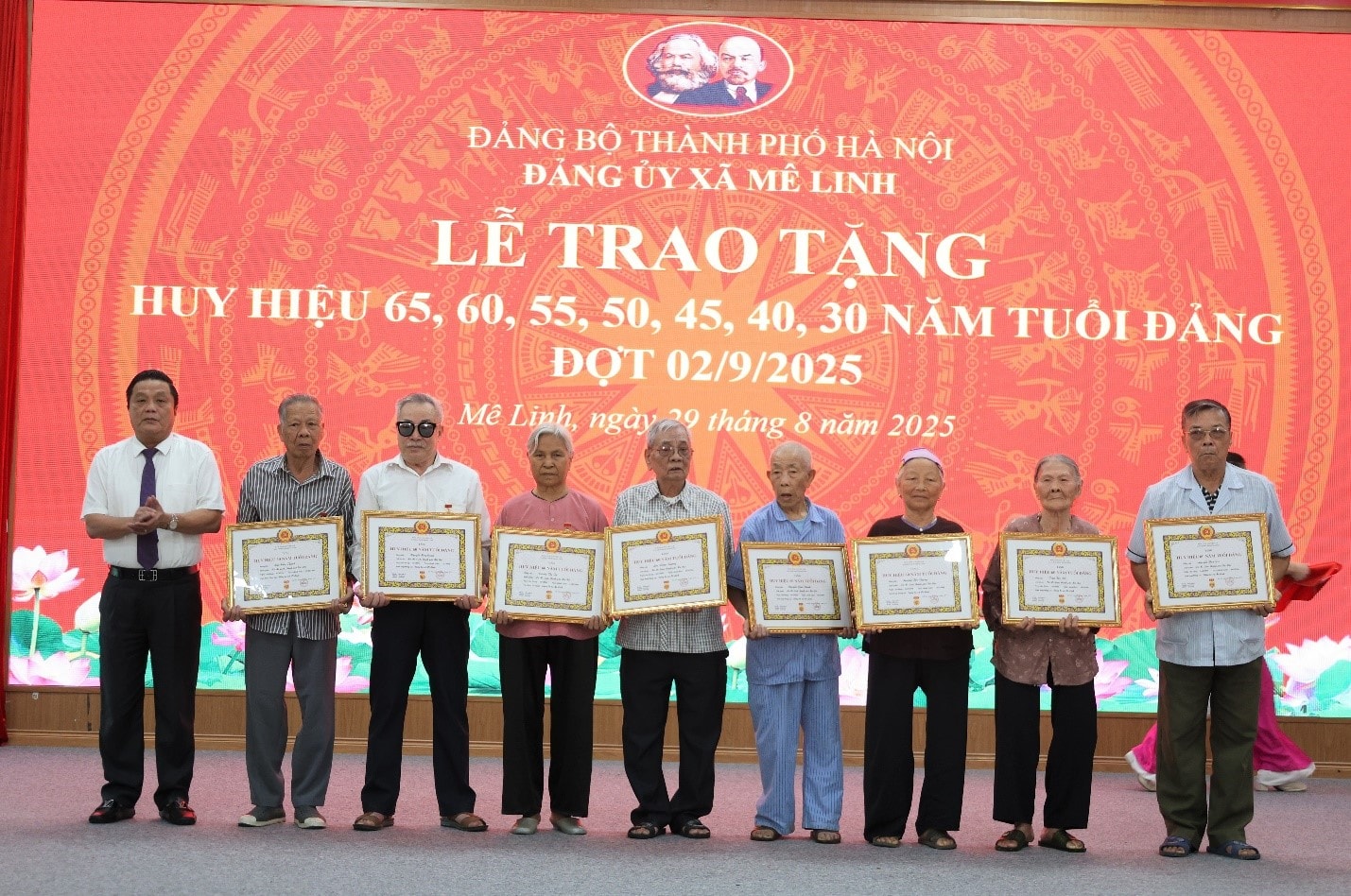 Phó Bí thư Đảng ủy, Chủ tịch UBND xã Mê Linh Trần Thanh Hoài trao Huy hiệu 60 năm tuổi Đảng tặng các đảng viên. Ảnh: Hoàng Sơn