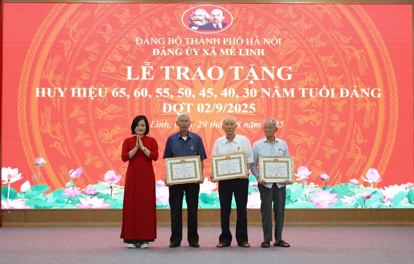  Phó Bí thư Thường trực Đảng ủy Trịnh Thị Hồng Ngân trao Huy hiệu 55, 50 năm tuổi Đảng tặng các đảng viên. Ảnh: Hoàng So