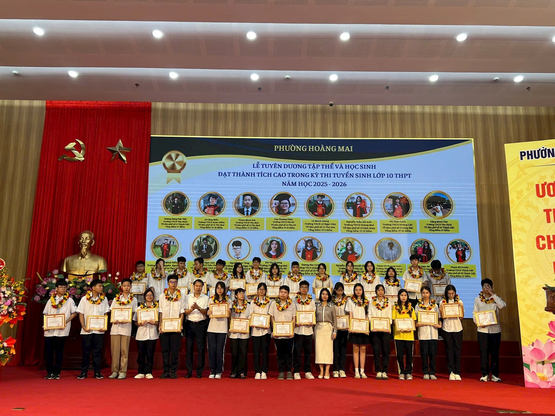 Lãnh đạo phường Hoàng Mai biểu dương, chúc mừng các em học sinh đạt thành tích cao. Ảnh: HM